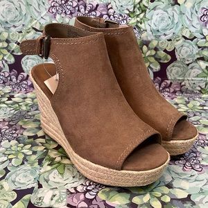 NWT Universal Thread Cayla Taupe Wedge Sandals Women’s size 7.5